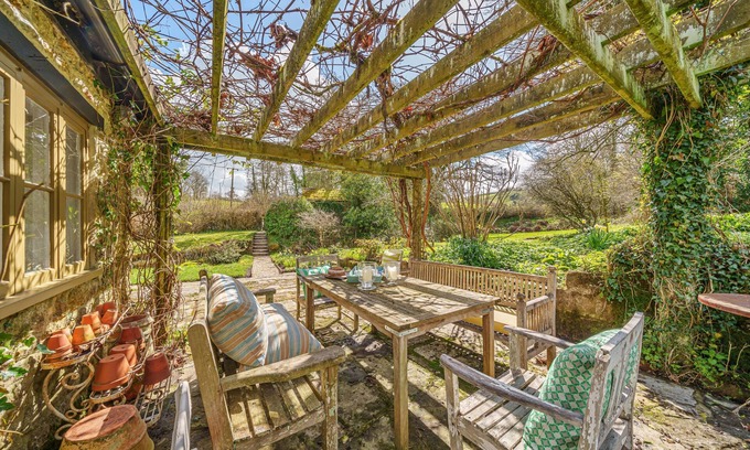 North Perrott Cottage | Ford Cottage - sleeps 4 guests in 3 bedrooms
