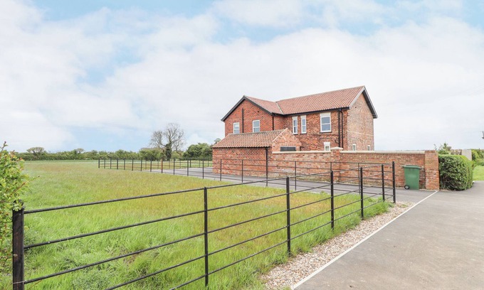 Winestead Cottage | FOREMANS COTTAGE, pet friendly, with a garden in Withernsea