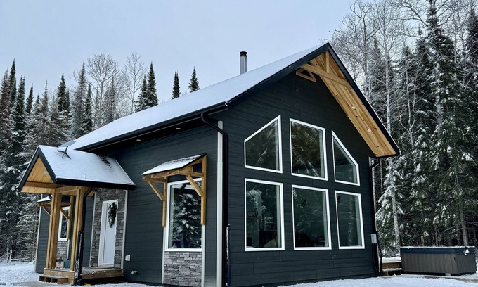Manitoba Cabin | Forest Cabin Getaway! Sleeps 8, Hot Tub, Fireplace