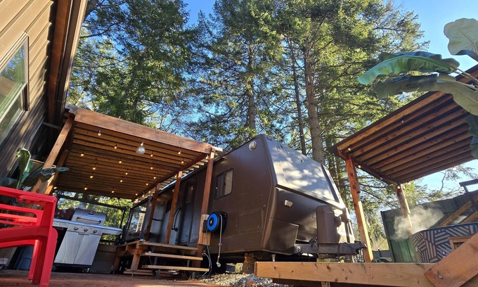 North Cowichan Bed & Breakfast | Forest Cabin - Hot Tub - Fast WiFi - Fire Pit On Site