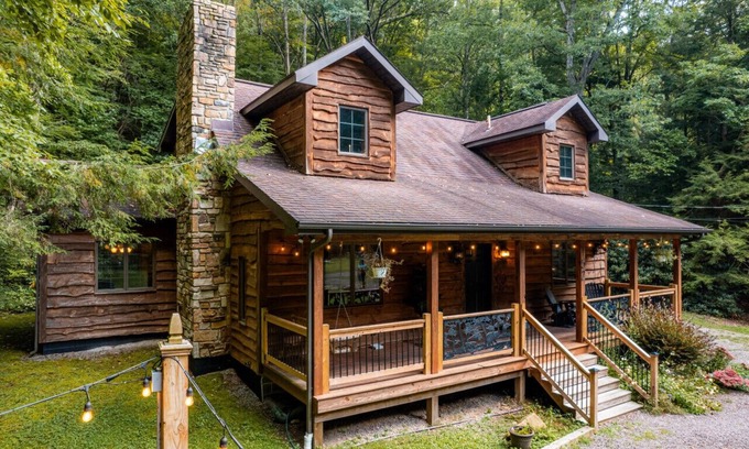 Confluence Cabin | Forest Creek Lodge · Stunning Secluded Stream Front Lodge w/Hot Tub