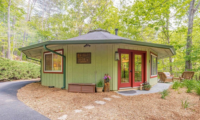 Dahlonega Cottage | 🌳Forest 🔥Fireplace🆒Vibe📺ROKU🍷Wineries🔥Fire Pit 🛏️Queen 🍔Grill 🌎Nature