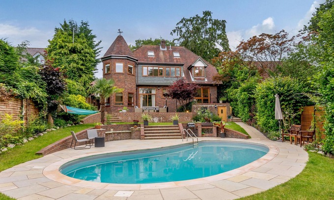 Farnham Common House | FOREST GETAWAY, pet friendly, with pool in Farnham Common