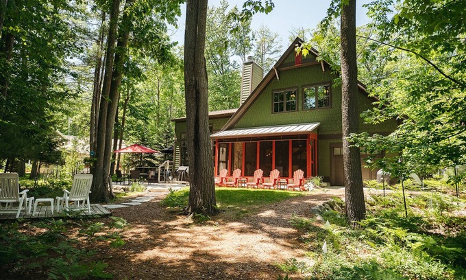 Williamsburg Cottage | Forest Haven - nA Spectacular Cottage Home on Antrim's Chain of Lakes