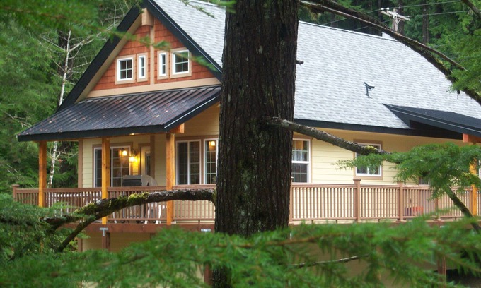 Packwood Cabin | Forest Ridge Chalet, Hot Tub, Fast Wifi, AC, New King Bed, Ski, Hike Mt Rainier