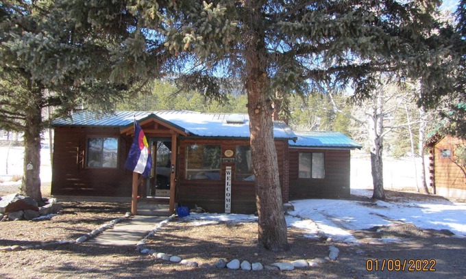 Ponderosa Pines House | Forest View - 4 bedroom, skiing, fishing, hiking, wildlife. STR permit #1061