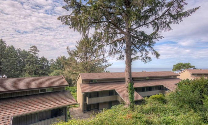 Otter Rock Apartment | Forest-View Room with 2 Queen Beds + Kitchenette