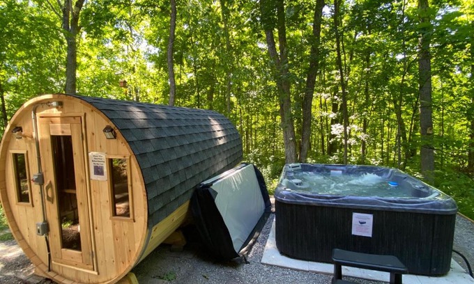 Trent Lakes Villa | ForestView Cottage (Hot Tub and Sauna)
