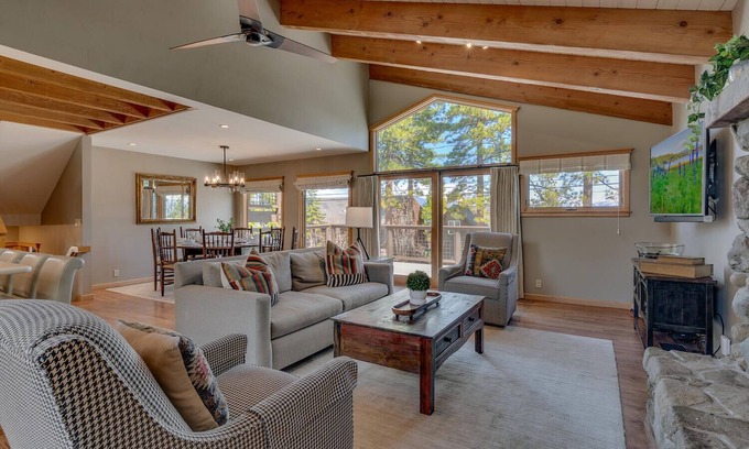 Lake Forest House | Forever Edgewood - Lakeview - TLUXP