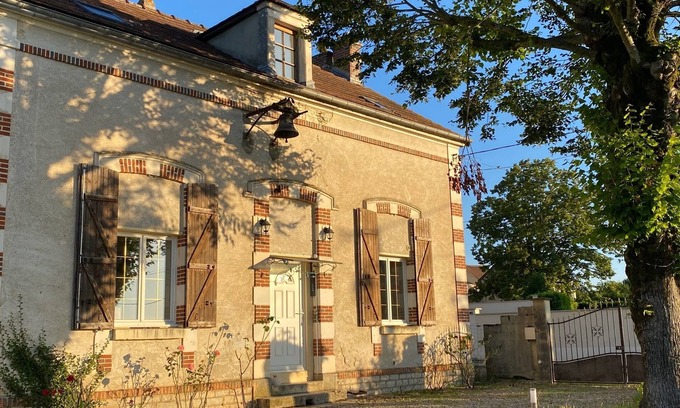 Saint-Cyr-les-Colons House | Former hamlet school, house with 500m2 enclosed grounds and swimming pool.