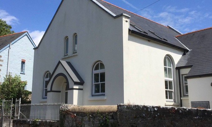 Carew Newton House | Formerly, Zoar Congregational Chapel offering a unique stay in Pembrokeshire