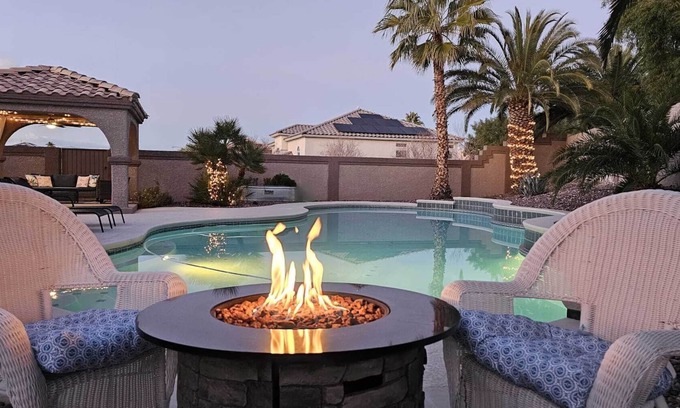Green Valley North House | FORMULA 1, LUXURY HOUSE, 5 Bedroom, GIANT Pool, 1/4 Acre, 65-85" TV, 500mbpWIFI