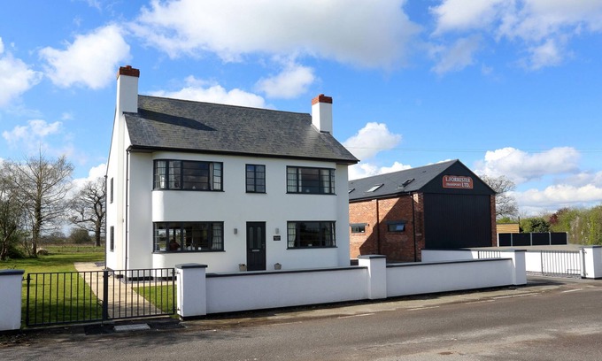 Loppington Cottage | FORRESTER HOUSE, pet friendly, character holiday cottage in Wem