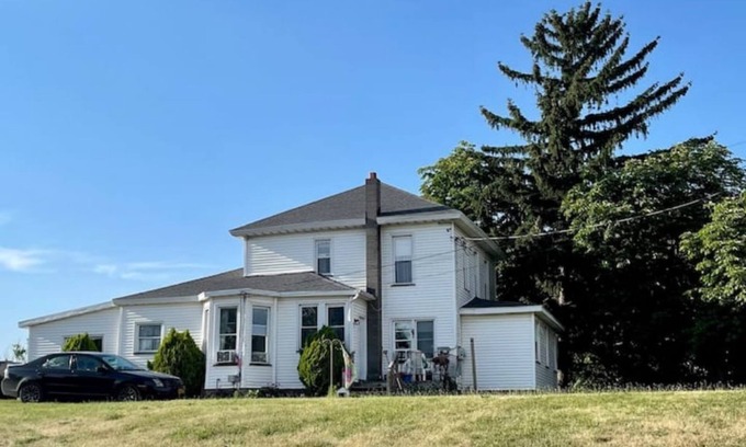 Le Roy Apartment | Fort Hill Hideaway Apartment-upper Not handicapped accessible.