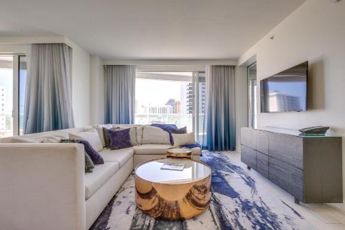 Central Beach Apartment | Fort Lauderdale Condo with Veranda and Ocean View!