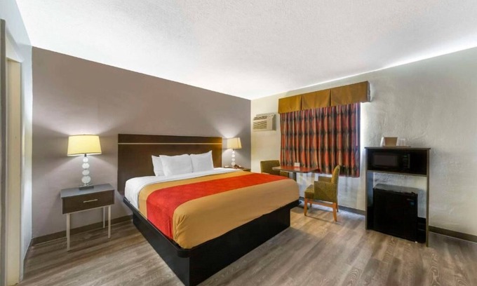 Royal Poinciana Hotel | Fort Lauderdale Gardens Inn & Suites