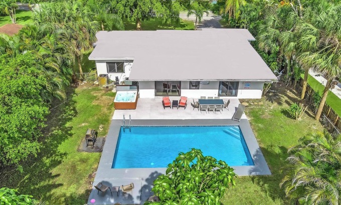 Plantation House | FORT LAUDERDALE OASIS HOME .SLEEPS 14 .5 bedrooms/3 baths PRIVATE HOME.