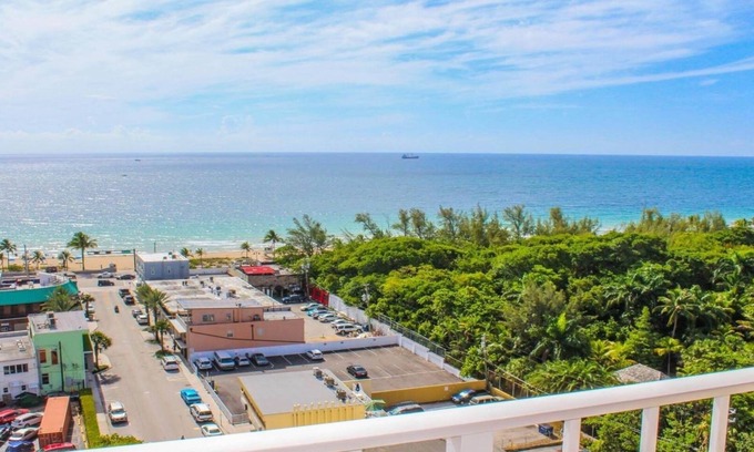 East Fort Lauderdale Resort | Fort Lauderdale Beach Resort, FL overlooking the Water Sleeps 6.