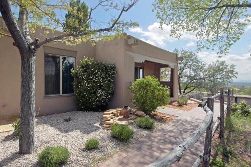Northeast Santa Fe Resort | Fort Marcy Suites by All Seasons Resort Lodging