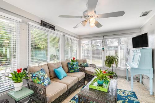Villas House | Fort Myers Bungalow - 12 Miles to the Beach!