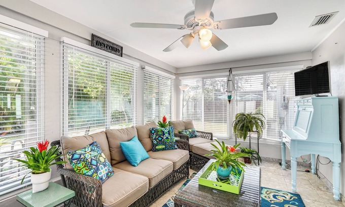 Villas House | Fort Myers Bungalow - 12 Miles to the Beach!