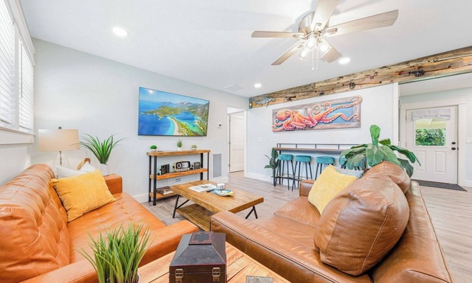Fort Walton Beach House | Fort Walton’s Haus22 | Beach Vibes and Backyard