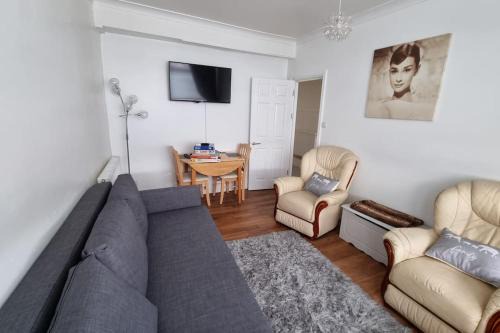Gosport House | Forton , 3 bed slp 8 Dog-friendly Gosport town house