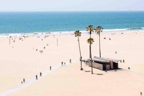 Downtown Apartment | Fortuna-Seaside Retreat in Santa Monica, steps to the beach, free parking