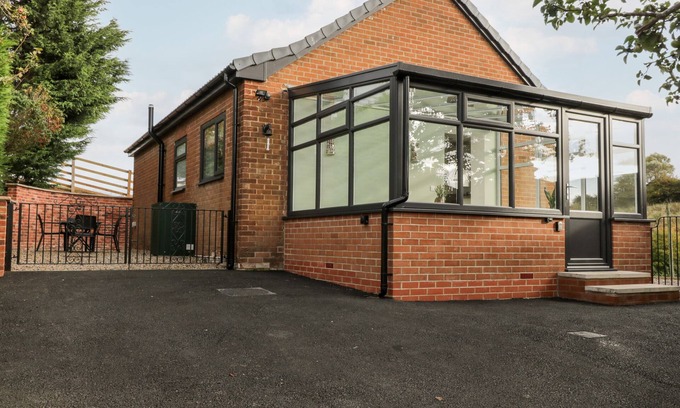 Loftus House | FOULSYKE FARM BUNGALOW, pet friendly, with a garden in Loftus