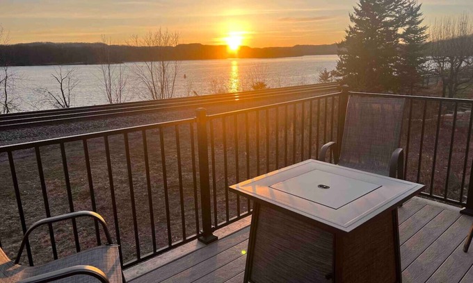 Fountain City House | Fountain City Loft, hot tub, river views
