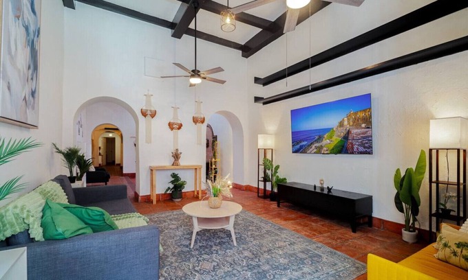 Mercado Villa | Fountain Mansion, Old San Juan Rooftop & Parking