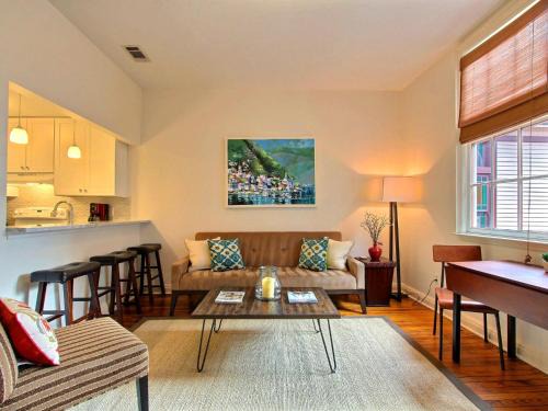 Savannah Victorian District Apartment | Fountain View Cottage