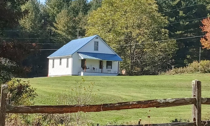Sparta House | Four Acre Farmhouse with Spectacular Mountain Views