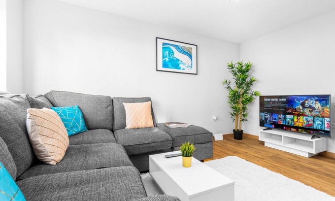 Stourbridge Apartment | Four Apartments - Parking - Stourbridge