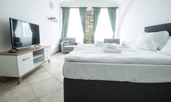 Prague 1 Apartment | Four bed studio apartment in ground floor with bathroom and kitchen