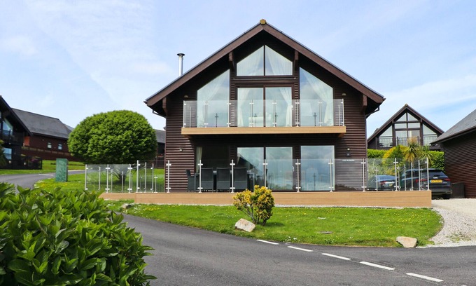 Winnard's Perch Ski Chalet | Four bedroom holiday lodge with onsite watersports.