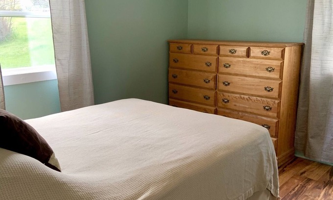 Hot Springs Cabin | Four bedroom cabin, private lake, pet friendly