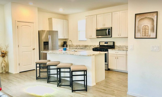 Goodyear House | Four Bedroom Desert Retreat - perfect for long stays!