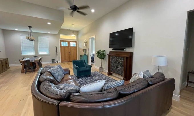 Tomball House | Four Bedroom Downtown Tomball Cottage