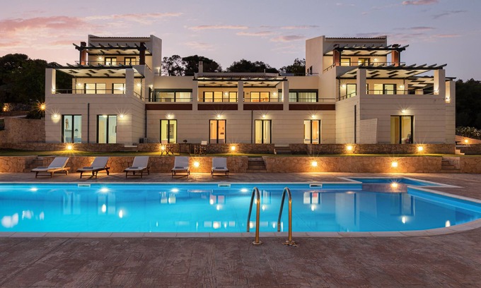 Kontos House | Four Bedroom, Five Bathrooms with Communal Pool