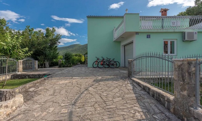 Dicmo House | Four Bedroom Holiday Home with Pool and Gym