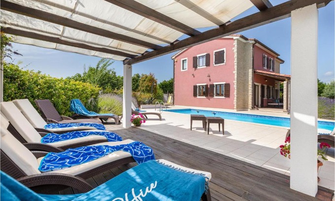 Stokovci House | Four-Bedroom Holiday home Bijazici with an Outdoor Swimming Pool 08