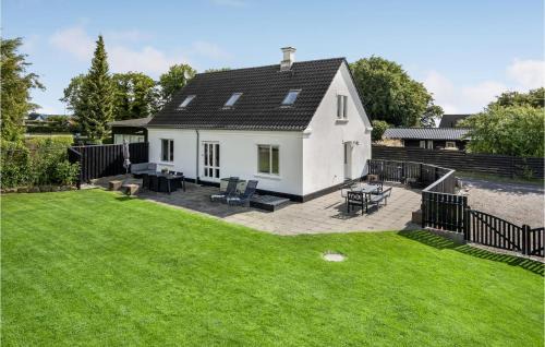 Hvidbjerg Strand House | Four-Bedroom Holiday Home In Borkop