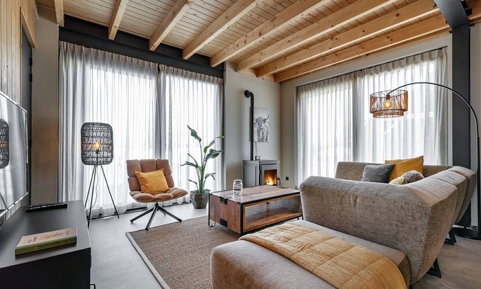 Veessen House | Four-bedroom lodge in a natural and rural style with sweeping views