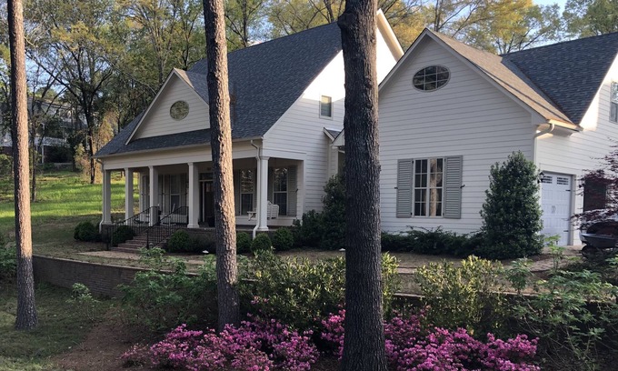 Oxford House | Four Bedroom Walking Distance to Square and Campus