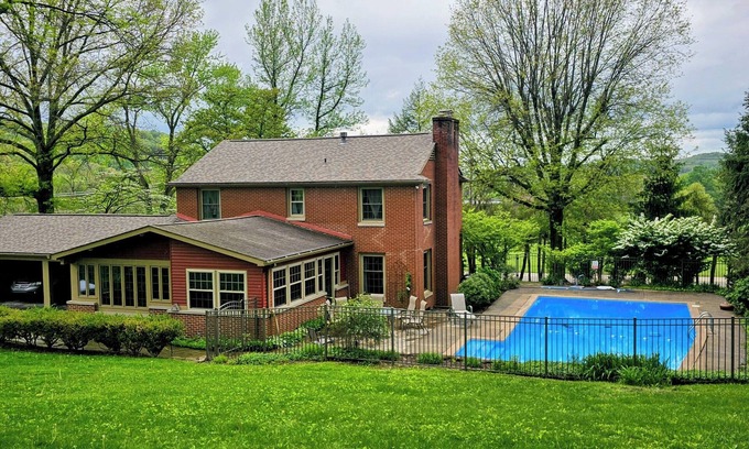 Armbrust House | Four Bedroom With Heated Swimming Pool Between Laurel Highlands & Pittsburgh