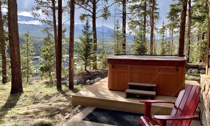 The Highlands House | Four Bedrooms/Five bathrooms! Amazing Views, Hot Tub!