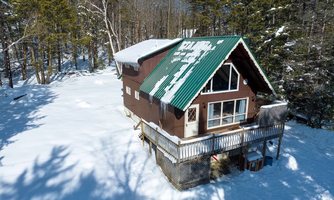 Montgomery Center Ski Chalet | Four-Season Chalet, Hiking, Skiing, 5 Minutes to Jay Peak, Vermont!