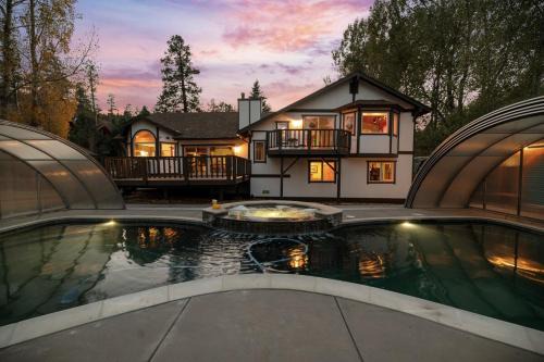 Upper Moonridge House | Four Season Escape, Cozy Big Bear Cabin with Pool, Jacuzzi & Sauna