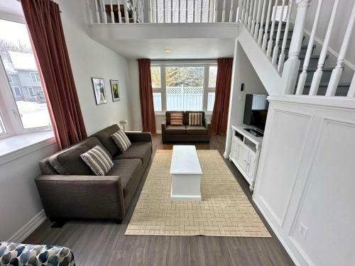 Collingwood House | Four Season Family Retreat with Pool Access